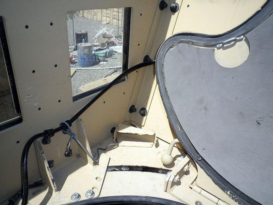 Детали интерьера Oshkosh M-ATV 2009 года  (фото 333 из 676)